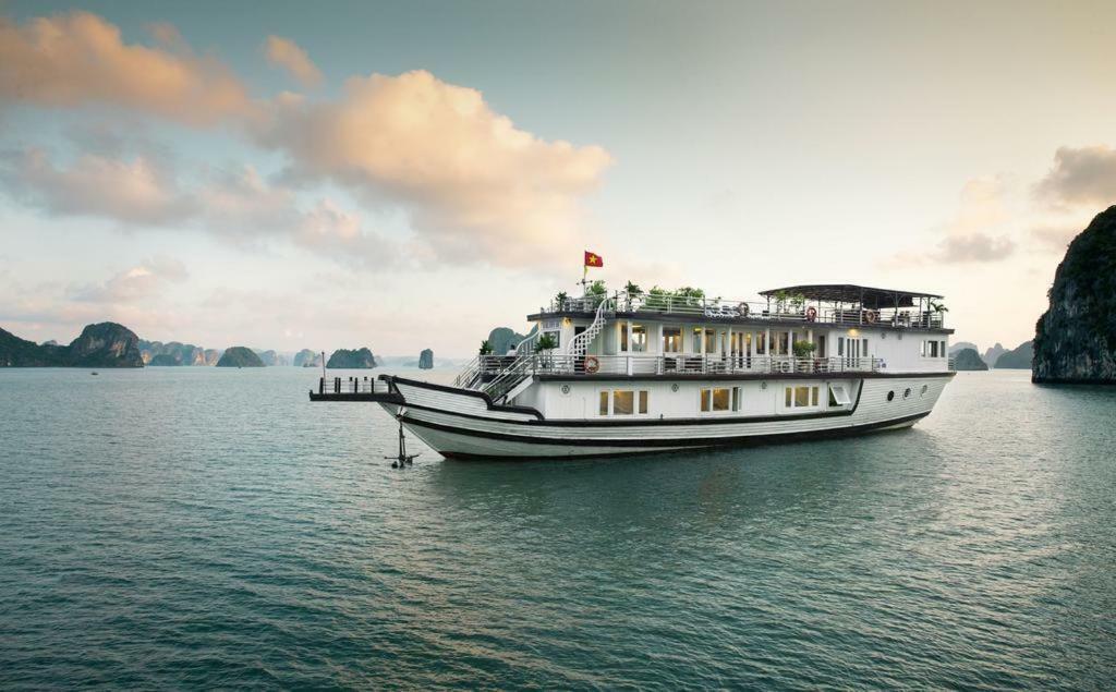 Halong Majestic Legend Cruise Hotel Hạ Long-öböl Kültér fotó